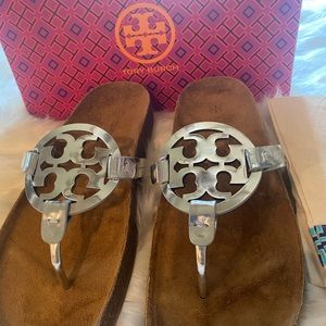 Tory Burch/ Color: Silver/ Size